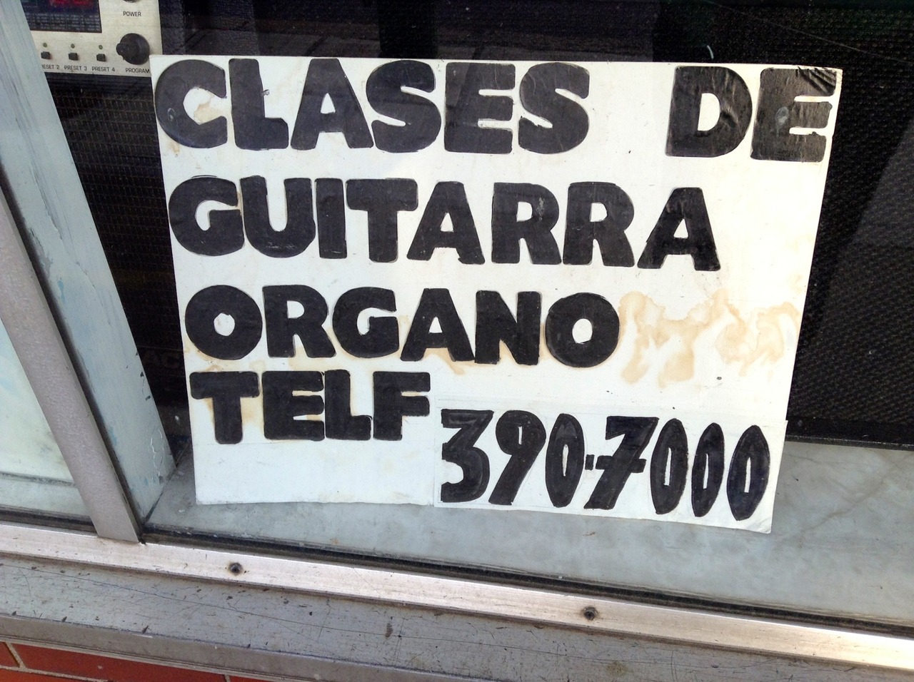 "CLASES DE GUITARRA ORGANO TELF 390-7000" sign