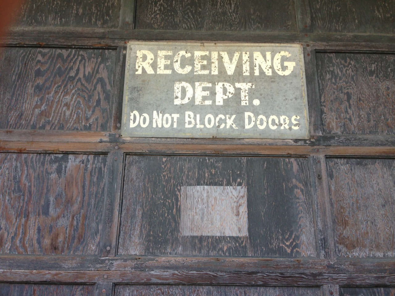 "RECEIVING DEPT. / DO NOT BLOCK DOORS"