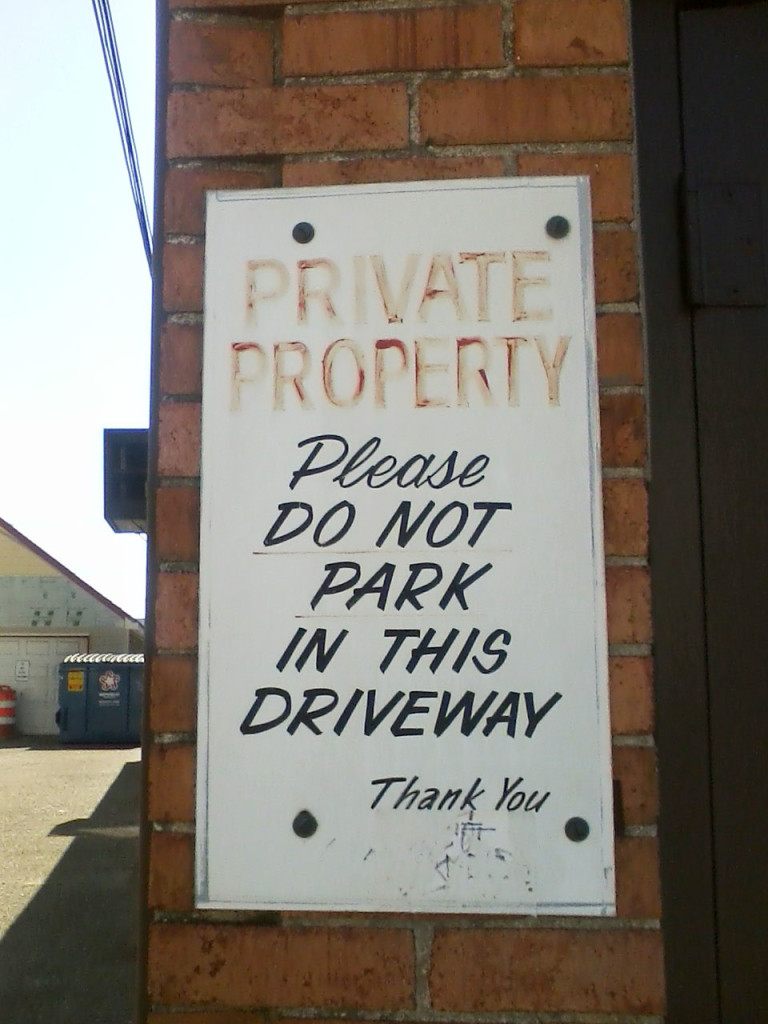 "PRIVATE PROPERTY Please CO NOT PARK IN THIS DRIVEWAY Thank You"